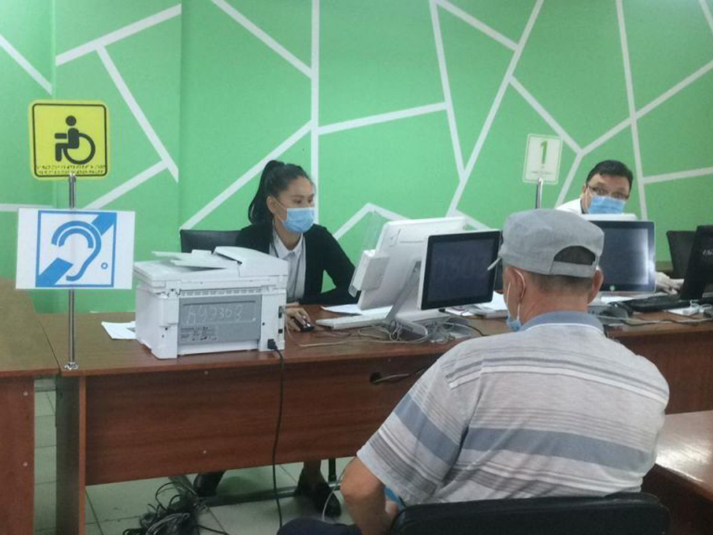 Более 100 тыс. казахстанцев получили госуслуги через льготные окна ЦОН