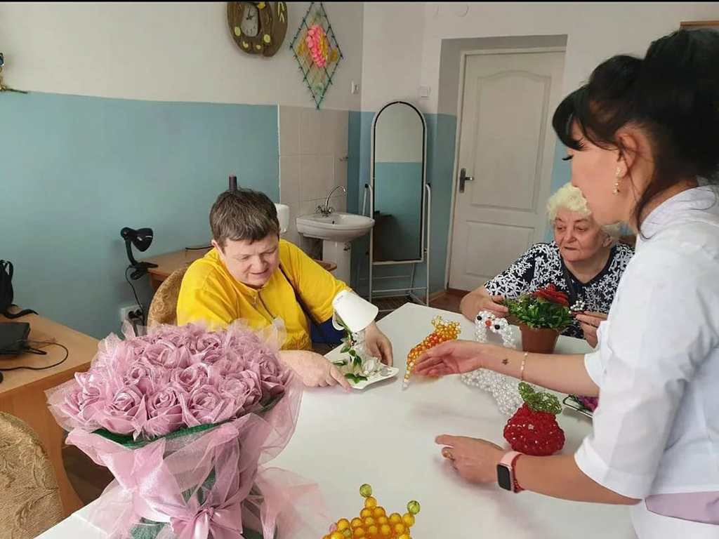 Қолынан бал тамған