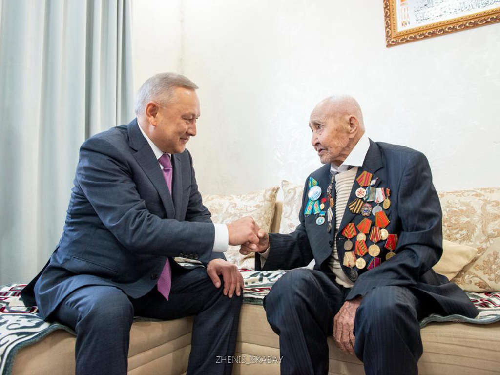 Бейбит Исабаев поздравил ветерана ВОВ со 101-летием