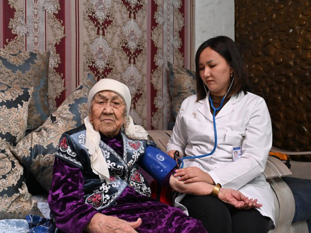 Акцию ко Дню Победы продолжают медики в Жетiсу