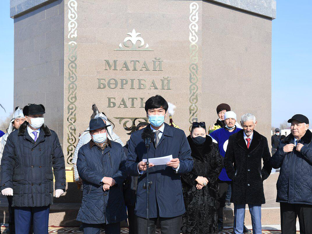 В Аксуском района поставили памятник Борибай батыру