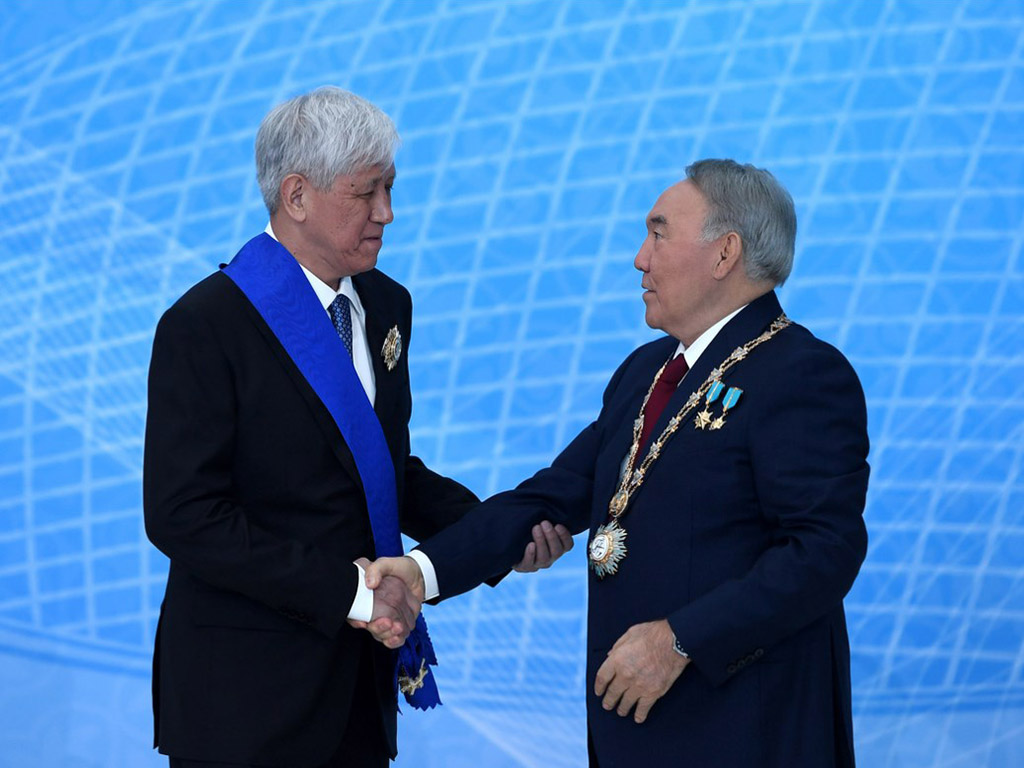 Первый Президент РК-Елбасы Нурсултан Назарбаев вручил государственную награду акиму Алматинской области