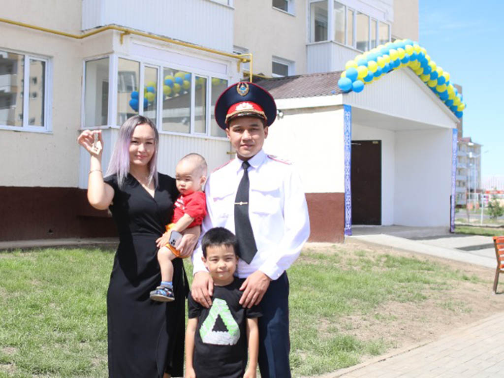 60 ключей от квартир получили полицейские Алматинской области