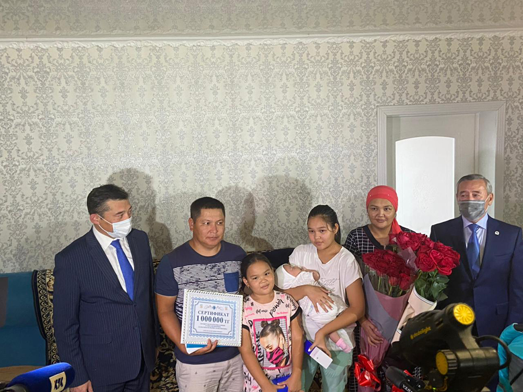 19-миллионному жителю Казахстана вручили 1 млн тенге