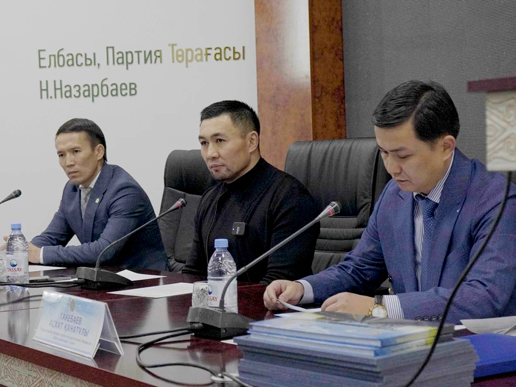Известный боец MMA Ардак Назаров встретился с государственными служащими Талдыкоргана