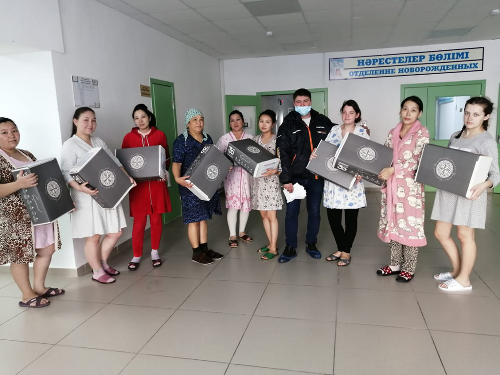В День Независимости страны более 200 родителей новорожденных Алматинской области получили подарочные baby-боксы «Сүйінші»