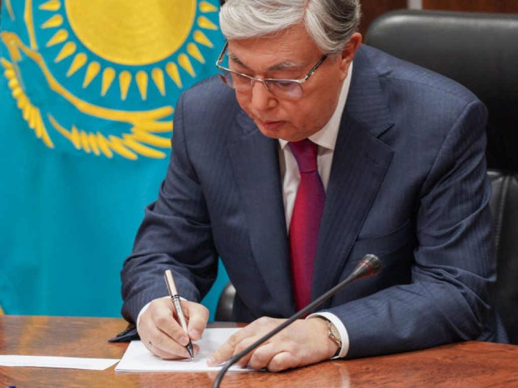 Президент Касым-Жомарт Токаев подписал указы о введении чрезвычайного положения в Мангистауской области и городе Алматы