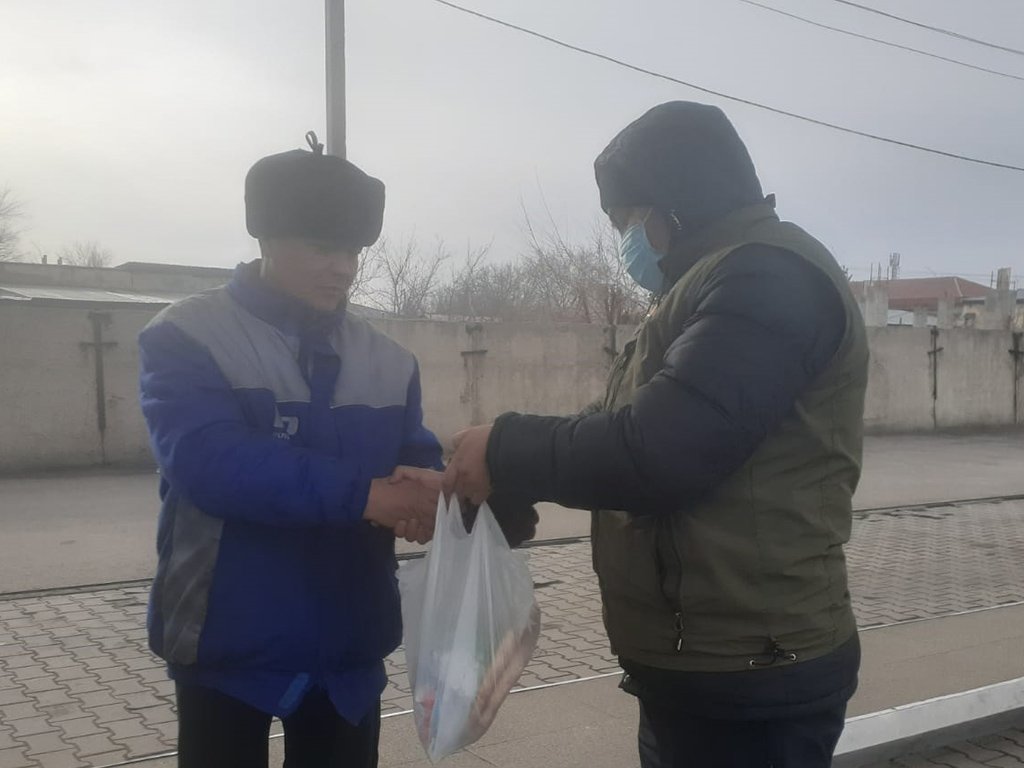 Талдыкорганец бесплатно раздаёт хлеб