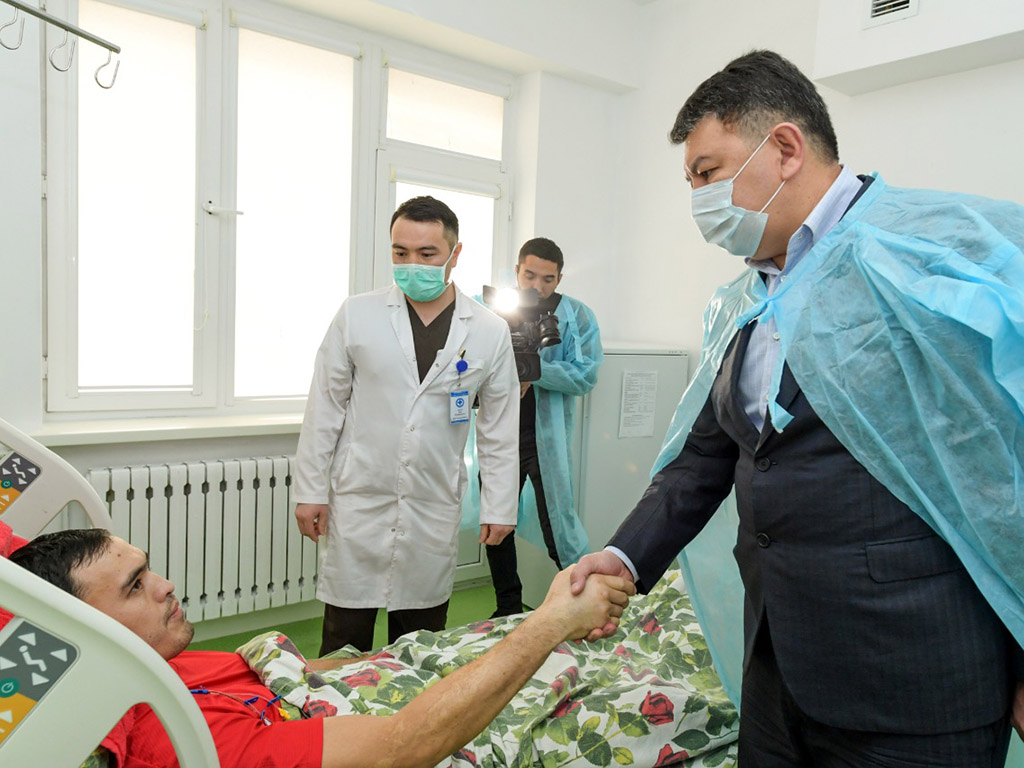 Канат Бозумбаев навестил пострадавших во время массовых беспорядков