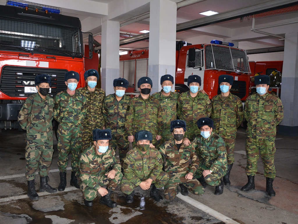 Пожарные вывели 3 полицейских из горящего акимата