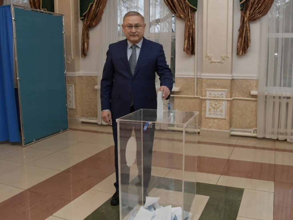 Аким области Жетісу Бейбит Исабаев проголосовал на внеочередных выборах Президента.
