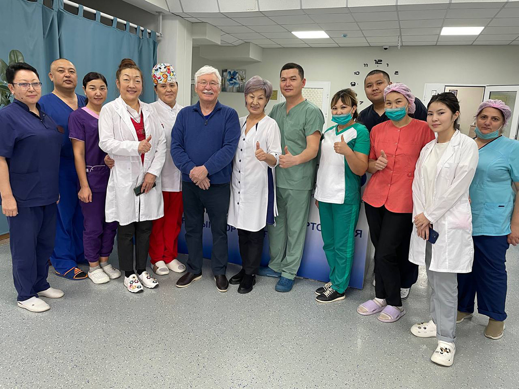 Один из лучших травматологов США, врач из Казахстана Джолдас Кульджанов поделился опытом с медиками Алматинской области