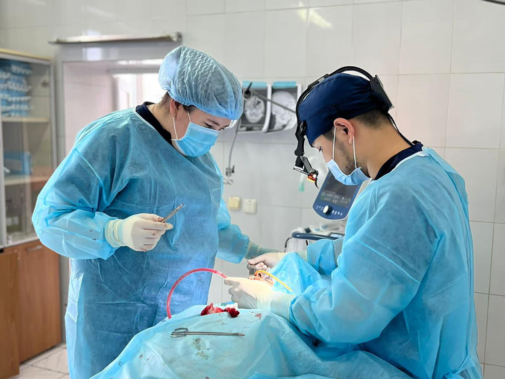 Челюстно-лицевые хирурги АМКБ прооперировали пациента с перелом дна глазницы