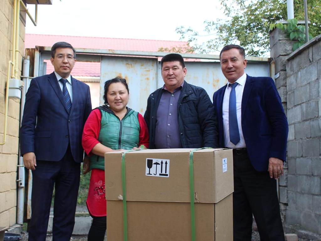 «Дарим тепло»: В Талгаре предприниматель подарил газовый котел нуждающейся семье.