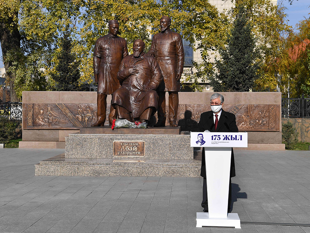 Глава государства принял участие в церемонии открытия памятника «Ұлы ақын Абай ұлдарымен» 