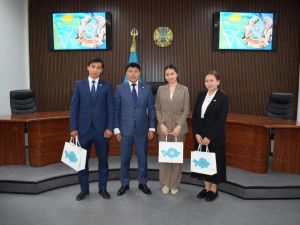 День государственных символов: Церемония принятия присяги молодыми госслужащими