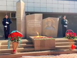 Бейбіт күннің батырлары: в Жетісу прошла церемония возложения цветов к памятнику погибшим полицейским