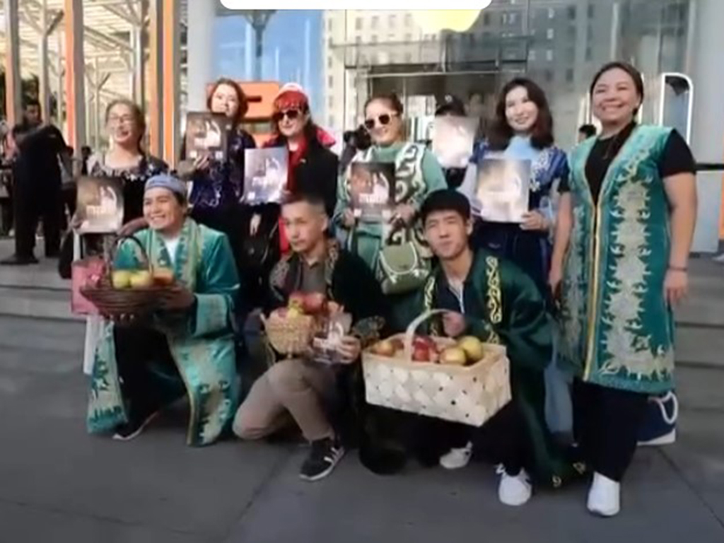Казахстанское яблоко в «Большом яблоке»: акция Консульства в Нью-Йорке в день выхода нового iPhone