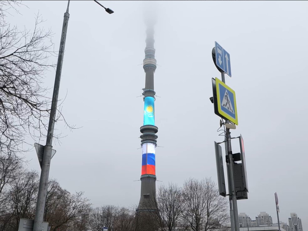 Небесно-голубые флаги Казахстана украсили улицы Москвы