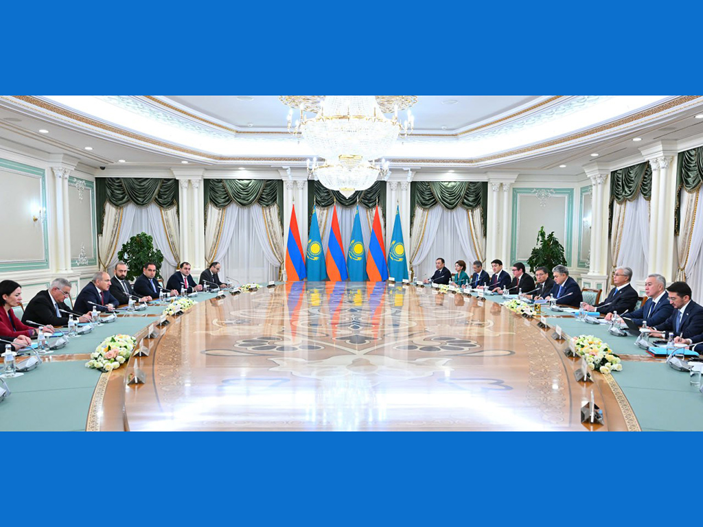Президент Казахстана и Премьер-министр Армении провели переговоры в расширенном формате
