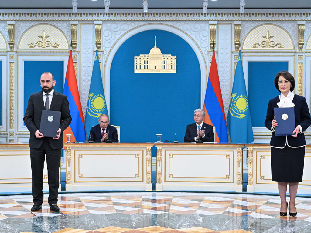 Также в присутствии Президента Казахстана и Премьер-министра Армении члены официальных делегаций обменялись следующими межправительственными и межведомственными документами: