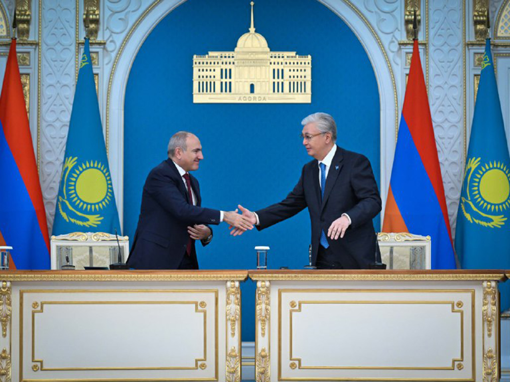 Касым-Жомарт Токаев и Никол Пашинян провели брифинг для представителей СМИ