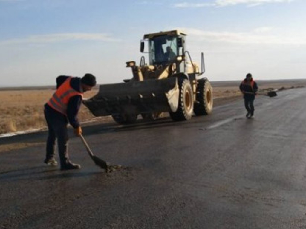 В Аксуском районе по «ДКЗ» ремонтируют дороги