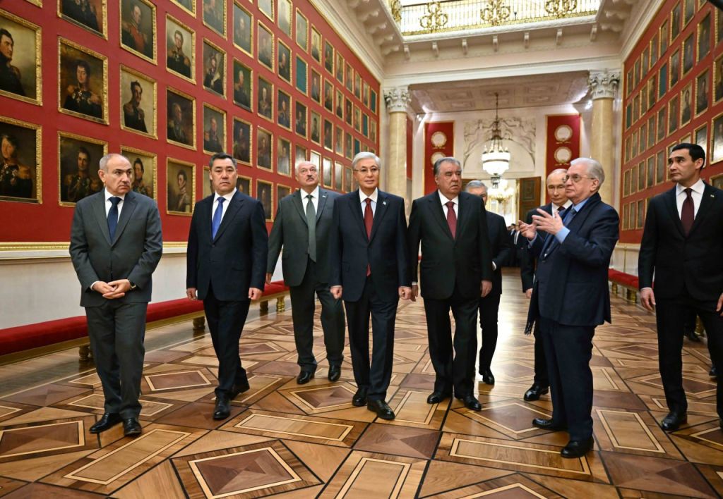 Президент Касым-Жомарт Токаев и руководители стран СНГ, прибывшие в Санкт-Петербург на неформальный саммит, посетили Государственный Эрмитаж 