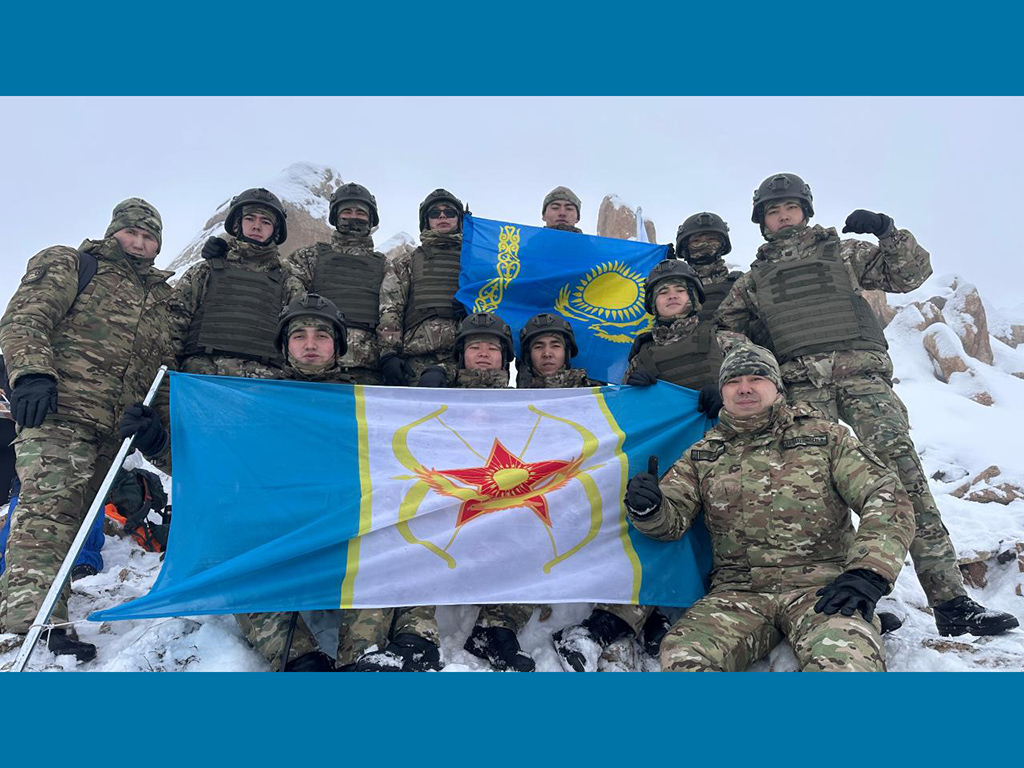 Курсанты силовых вузов покорили 3500-метровый пик в Заилийском Алатау