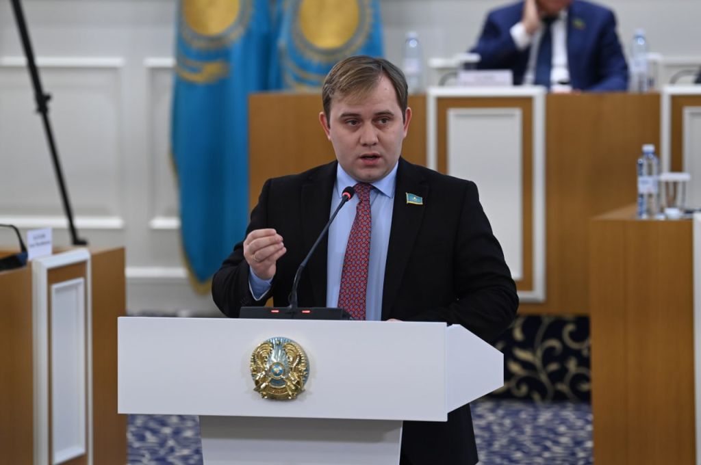 Гарантии свободы слова и права на мирные собрания сохраняются в прежнем объеме – депутат о поправках в Конституцию РК