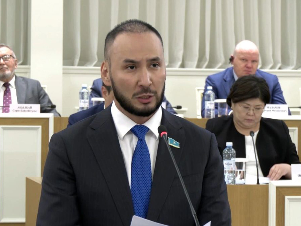 Айдарбек Ходжаназаров предложил закрепить нацвалюту тенге в новой Конституции