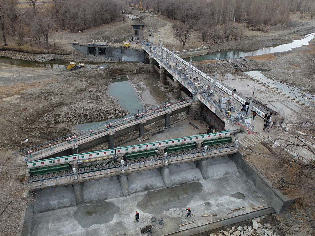 В Каратальском районе ремонтируют плотину построенную 80 лет назад 