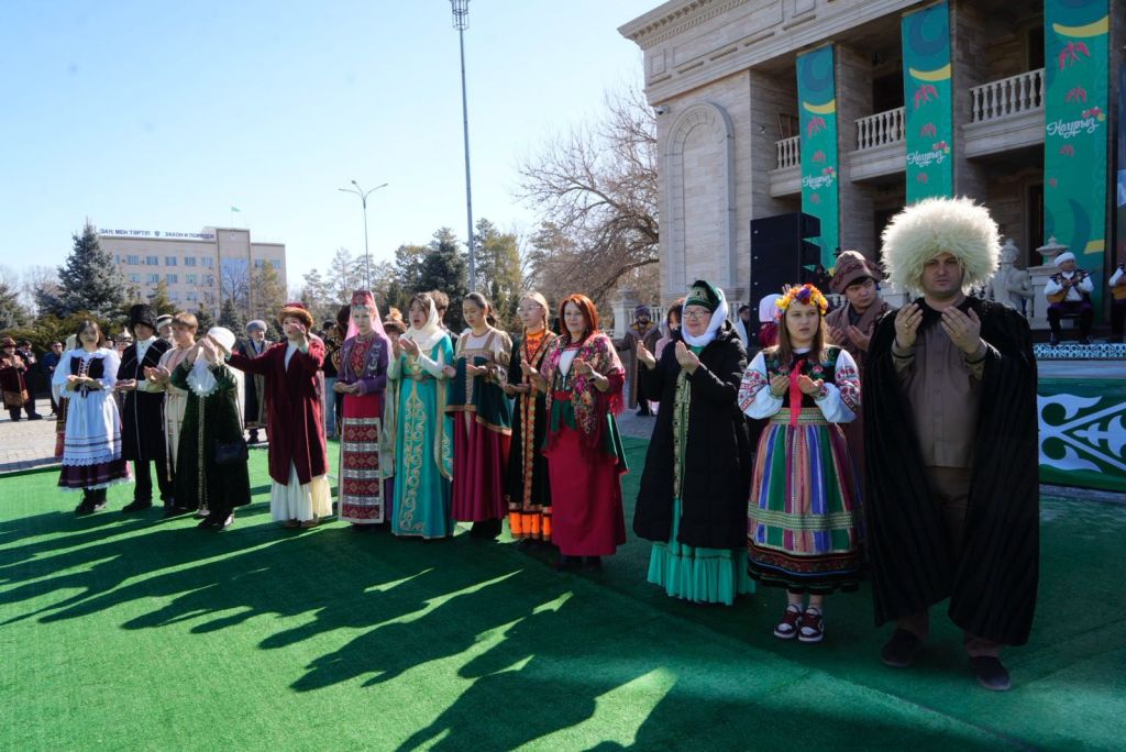 Яркая палитра красок: Члены АНК в нацкостюмах приняли участие в Көрісу күні