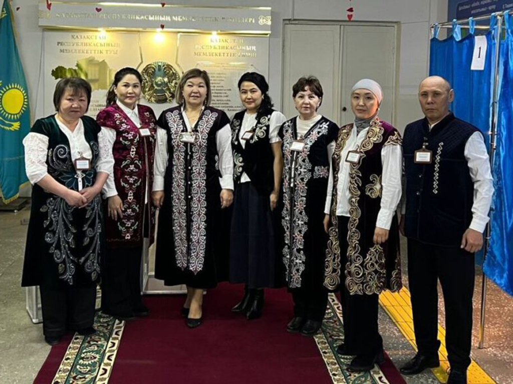 Избирателей встречают в национальных костюмах на участках в Текели