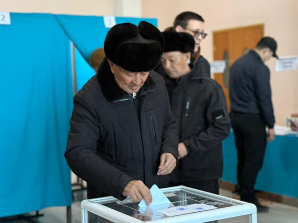 Коллектив Аксуского сахарного завода демонстрирует патриотизм