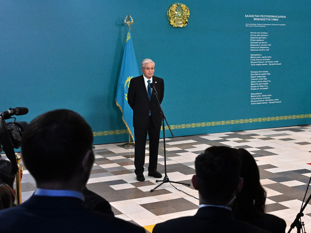 После голосования на референдуме по проекту новой Конституции Президент Касым-Жомарт Токаев провел брифинг для представителей СМИ