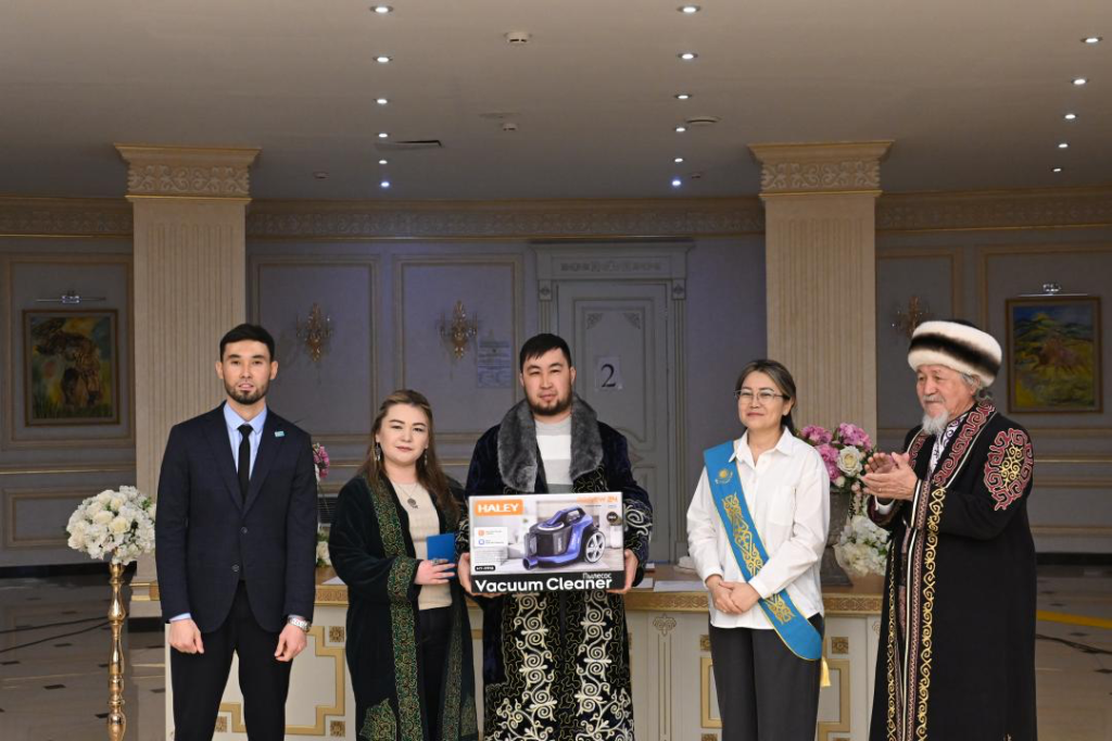 Наурызнама – 2026: в Талдыкоргане в рамках «Шаңырақ күні» одновременно четыре пары торжественно вступили в брак