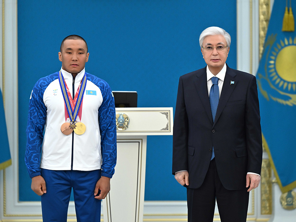 Глава государства наградил чемпиона ХІV зимних Паралимпийских игр Ербола Хамитова