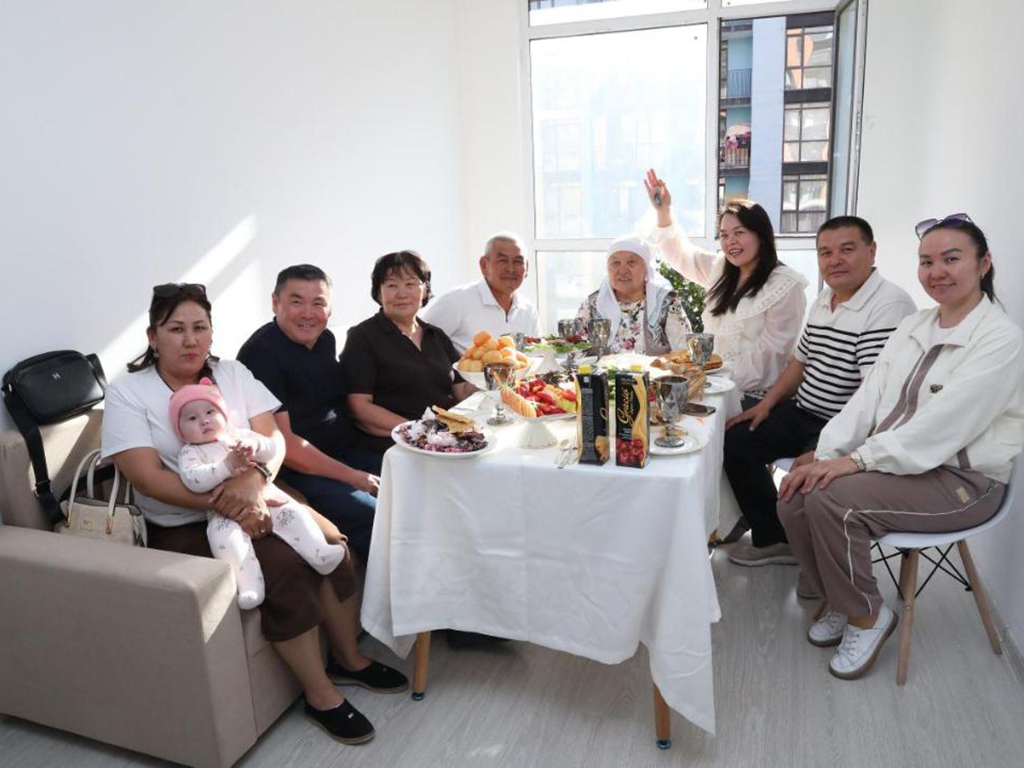 МОЛОДЫЕ УЧЕНЫЕ ЗАСЕЛИЛИСЬ В КВАРТИРЫ, ВРУЧЕННЫЕ ПРЕЗИДЕНТОМ