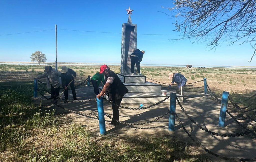 «Таза Қазақстан»: в Жетісу очистили территорию вокруг памятников, посвященных участникам Великой Отечественной войны