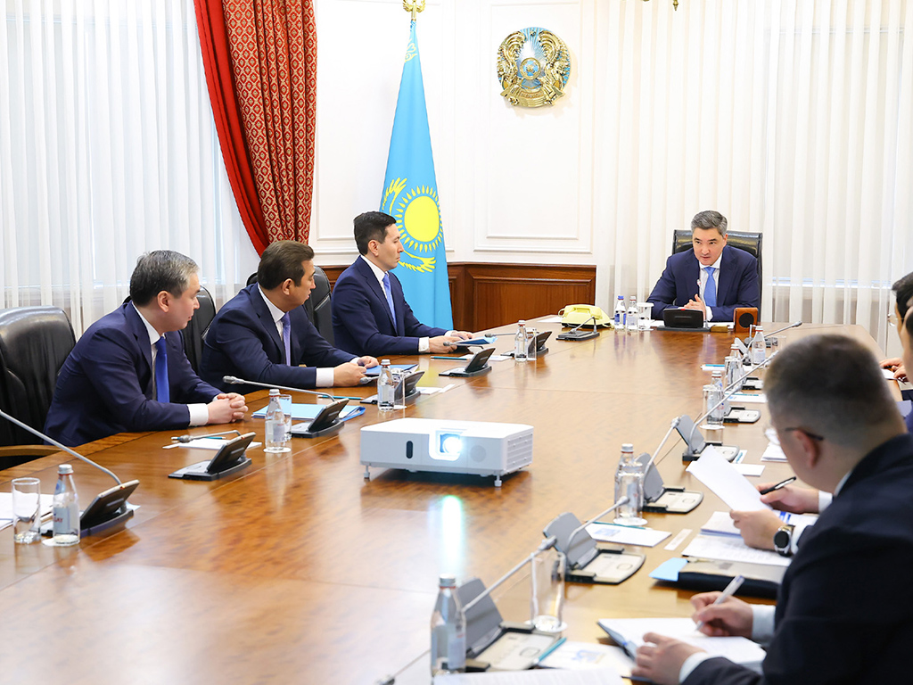 Олжас Бектенов поручил пересмотреть подходы к развитию легкой промышленности