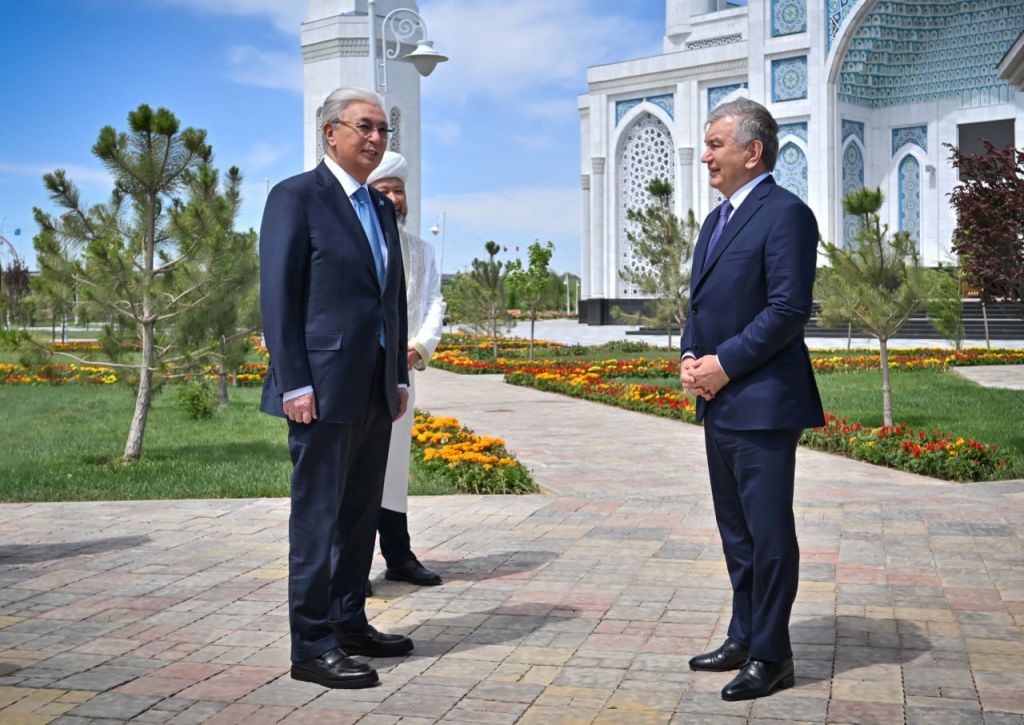 Президенты Казахстана и Узбекистана посетили новую мечеть Туркестана
