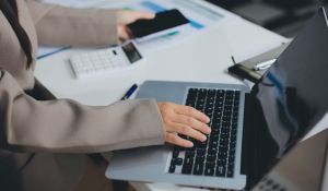 Численность занятого населения в ключевых отраслях экономики продолжает расти