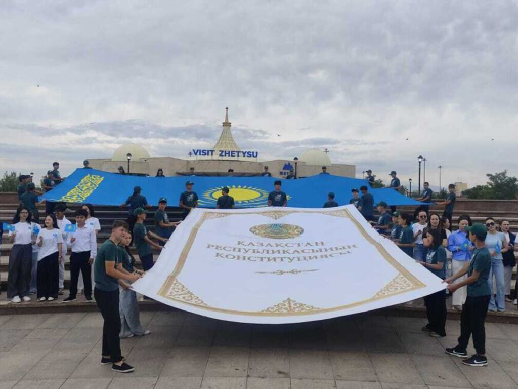 Новая Конституция: Жетысуская молодежь организовала патриотический флешмоб