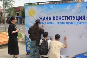 Талдыкорганцы поделились пожеланиями Казахстану на акции «Новая Конституция — новая эпоха»