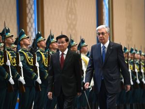 Во Дворце Независимости состоялась официальная церемония встречи Президента Лаоса Тхонглуна Сисулита, прибывшего в нашу страну с официальным визитом