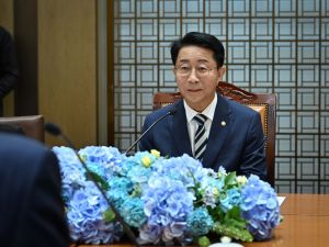 Спикер Чо Чжон Шик тепло приветствовал Президента Казахстана и выразил ему благодарность за решение посетить Национальную Ассамблею