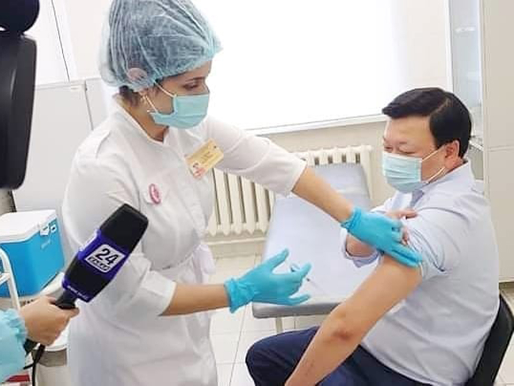 Министр здравоохранения Алексей Цой вакцинировался казахстанской вакциной QAZVAC
