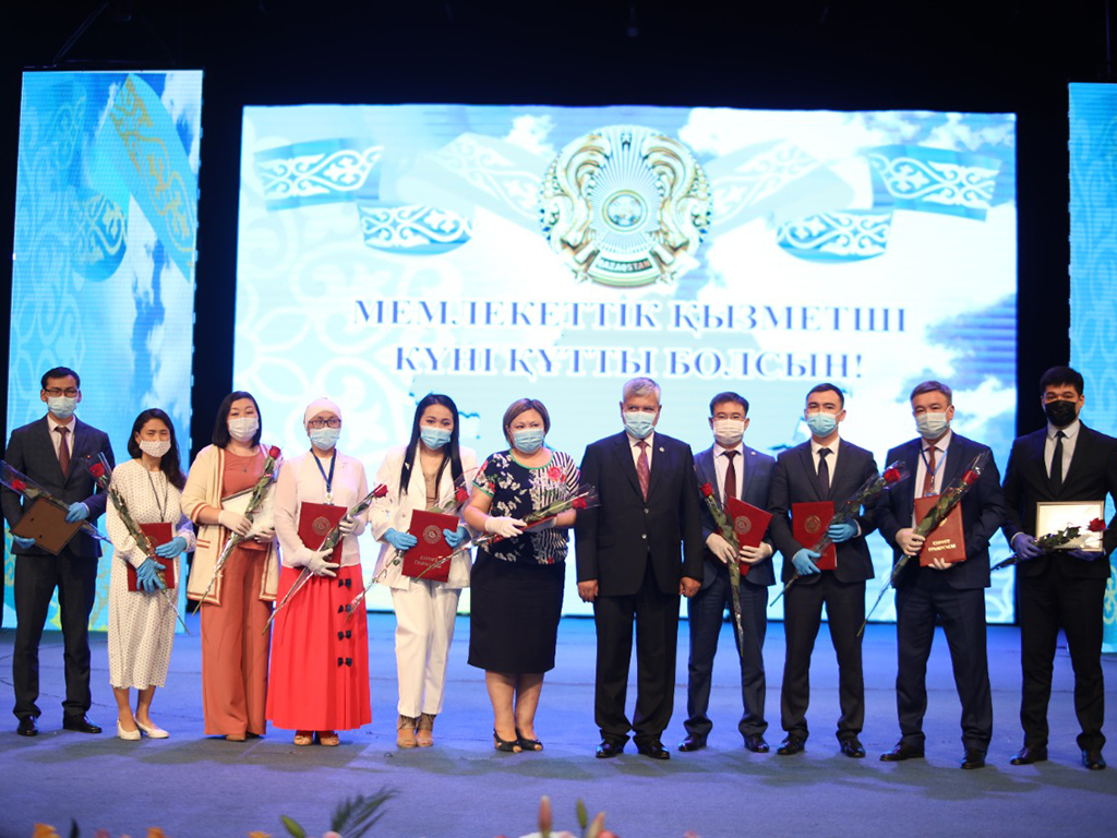 За многолетний труд и вклад в развитие страны: В Алматинской области наградили государственных служащих 