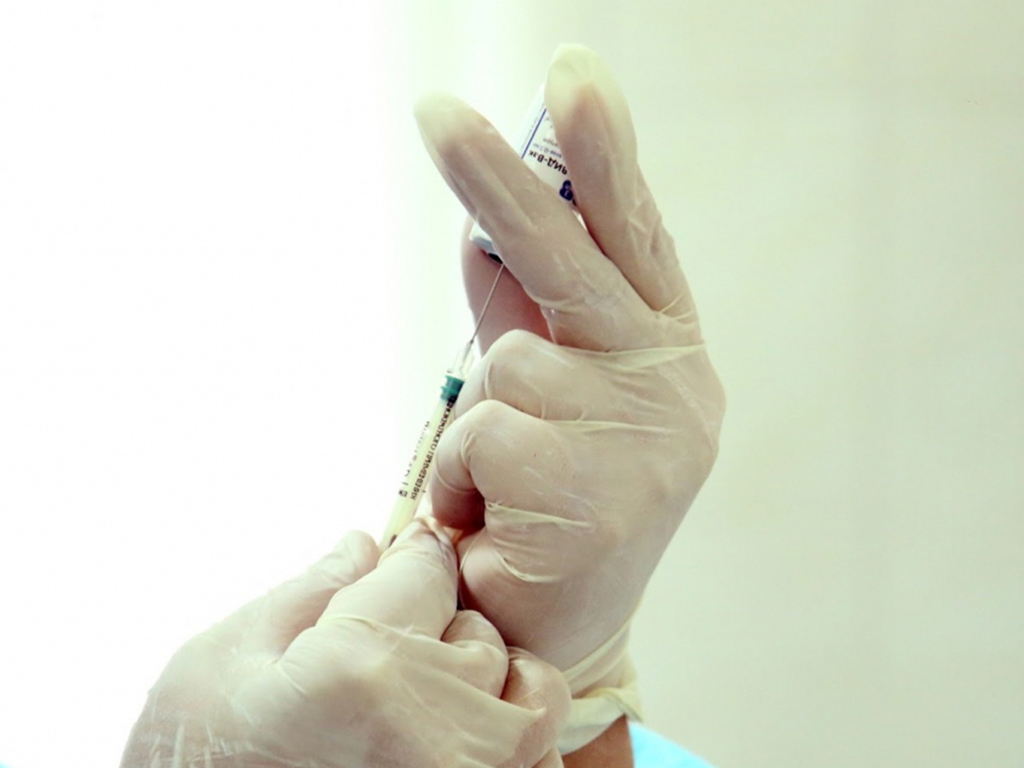 Обязательную вакцинацию для допуска на работу утвердил Минздрав РК